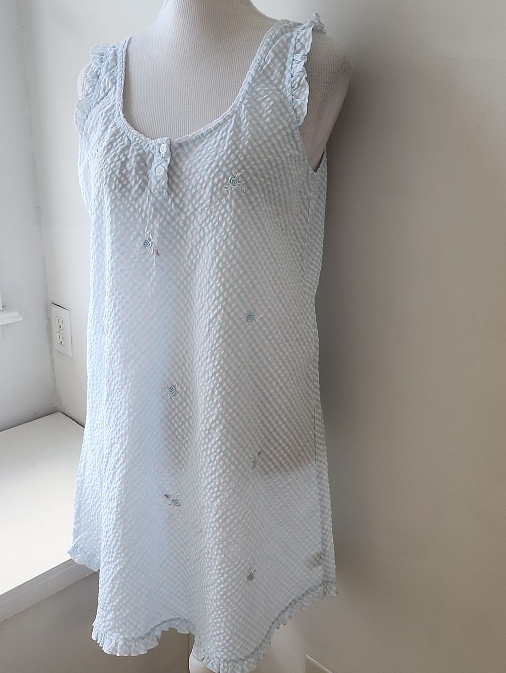 Miss Elaine Seersucker Nightgown Sz Medium Floral Embroidery Cottage Grandma